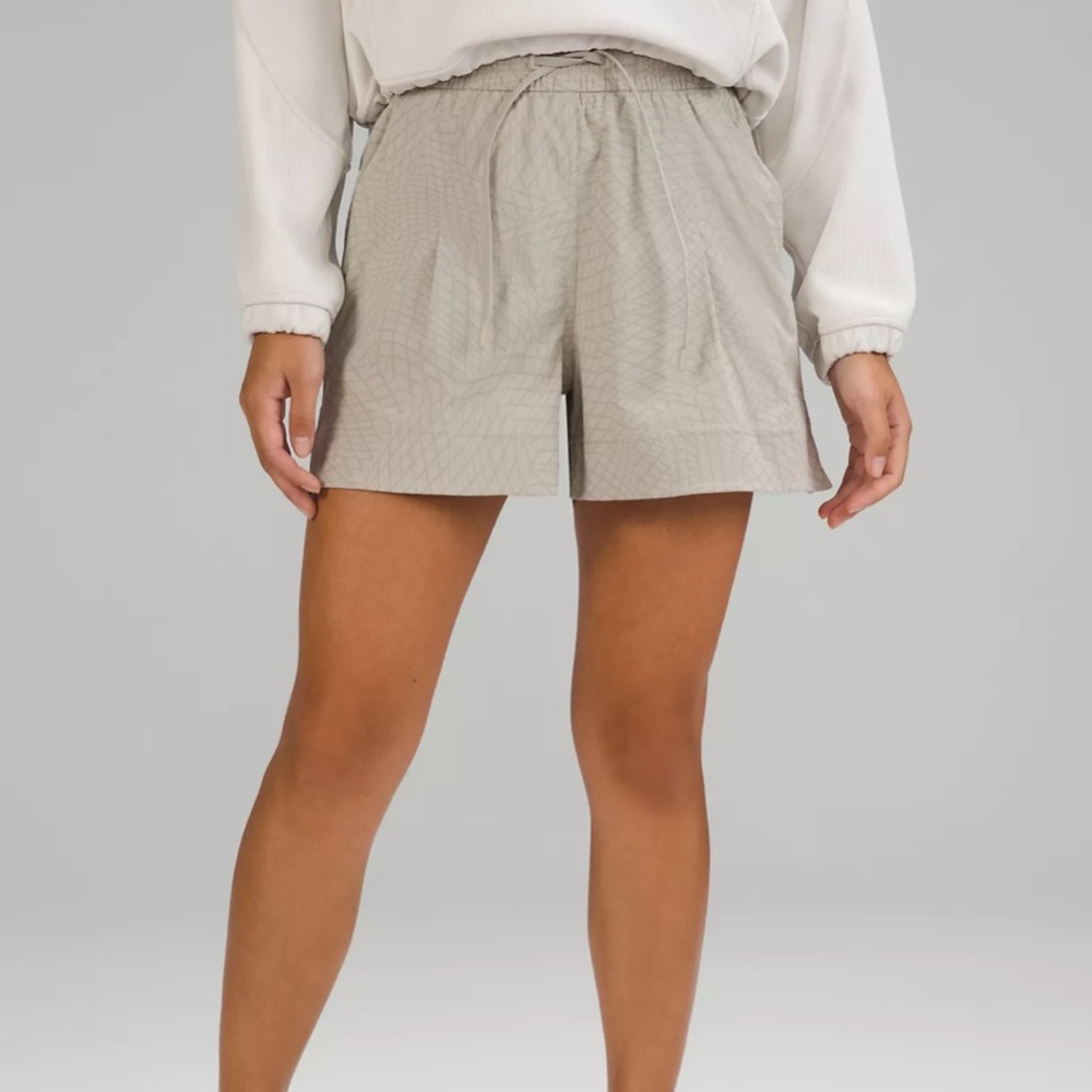 Lululemon Lightweight Mid Rise Short 3.5”